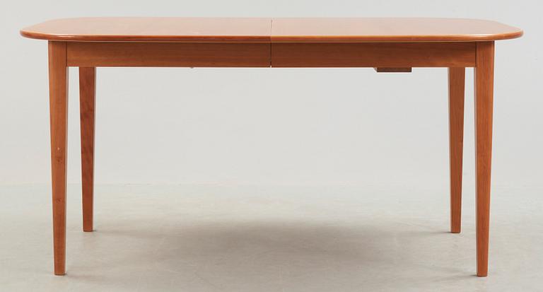 A Josef Frank mahogany dining table, Svenskt Tenn, model 947.