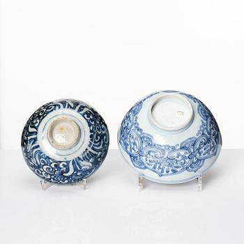 Skålar, två stycken samt fat, två stycken, porslin. Mingdynastin (1368-1644).