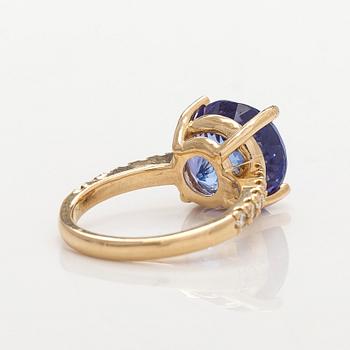 A 14K gold ring, with modified brilliant-cut tanzanite and diamonds. With GIA report.