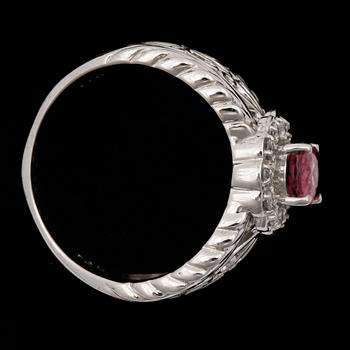 RING, 14k vitguld med rosa turmalin 6,9x5,1mm och briljantslipade diamanter tot ca0,12ct. 2000-tal. Vikt 7,2g.