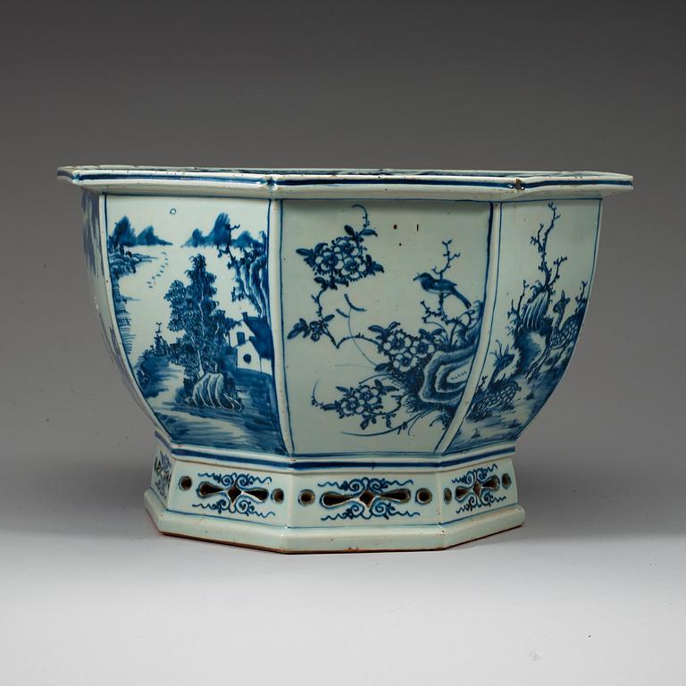 A blue and white flower pot, Qing dynasty, late Qianlong (1736-95).