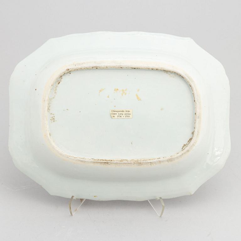 A Chinese blue and white terrine dish or tray, Qing dynasty, Qianlong (1736-1795).