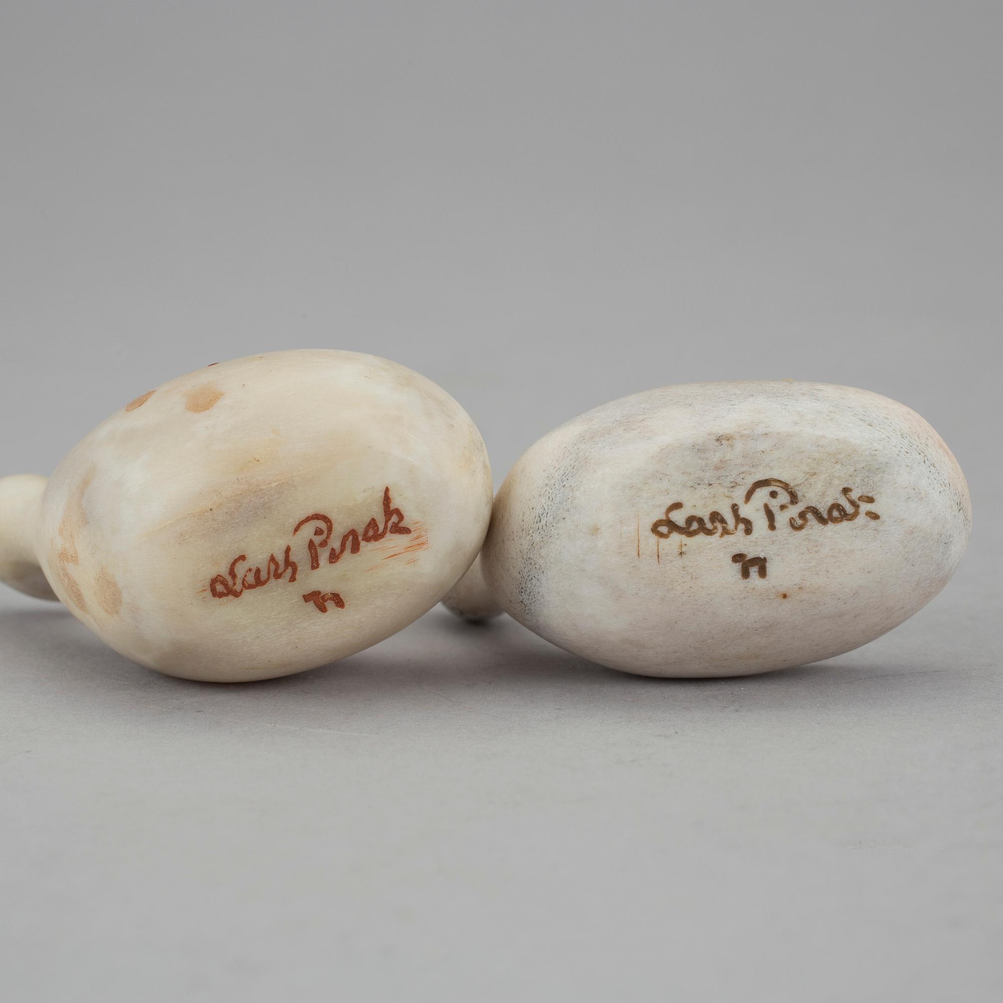 LARS PIRAK, saltripor med sked, ett par, renhorn, signerade.