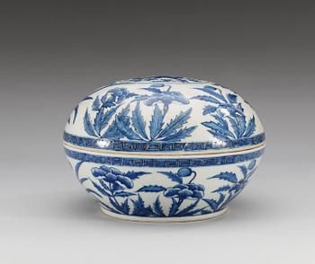 A circular blue and white 'dragon' box and cover, Qing dynasty, period of Jiaqing (1796-1820).