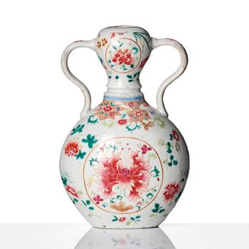 A famille rose double gourd vase, Qing dynasty, 19th Century.