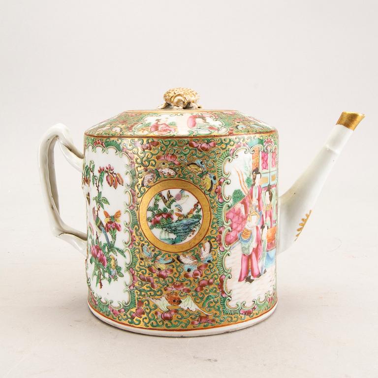 A Chinese kanton porcelain teapot second half of the 19th century.