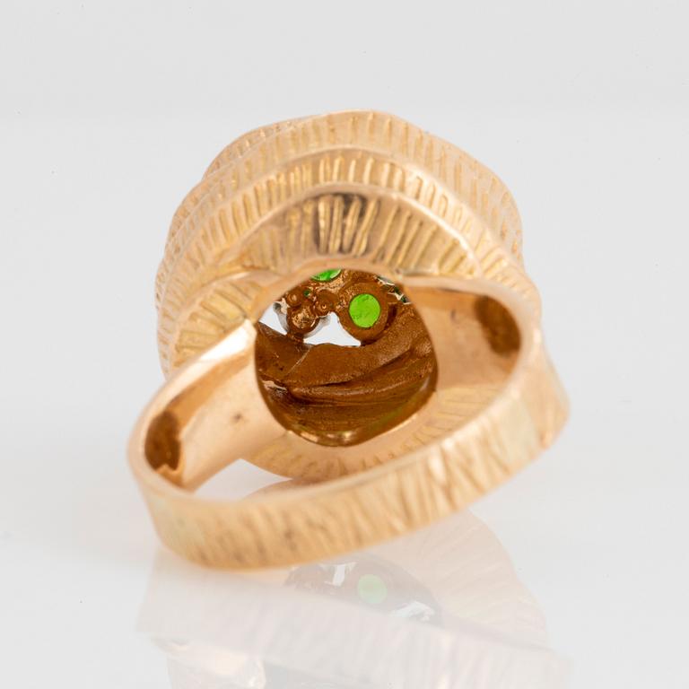 WA Bolin ring 18K guld med demantoidgranater och runda briljantslipade diamanter.