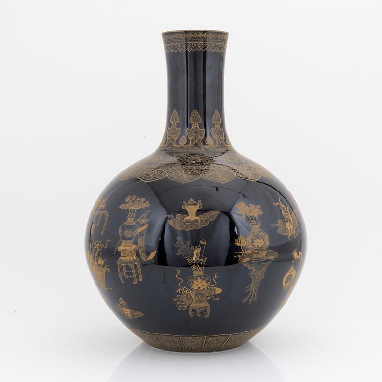 A large Chinese vase, modern manufactory, 20th Century.