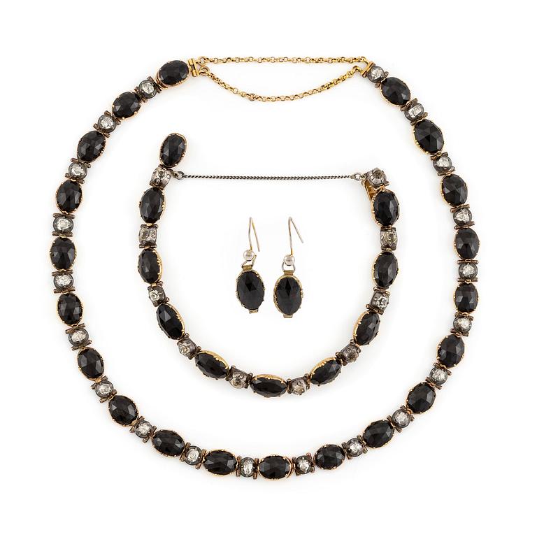 A necklace/bracelet combination 18K gold and silver set with onyx and rose-cut diamonds, 19th century.