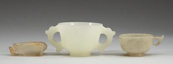 VINOFFERBÄGARE, två stycken, nefrit samt PENSELBAD, agat. Qing dynastin.