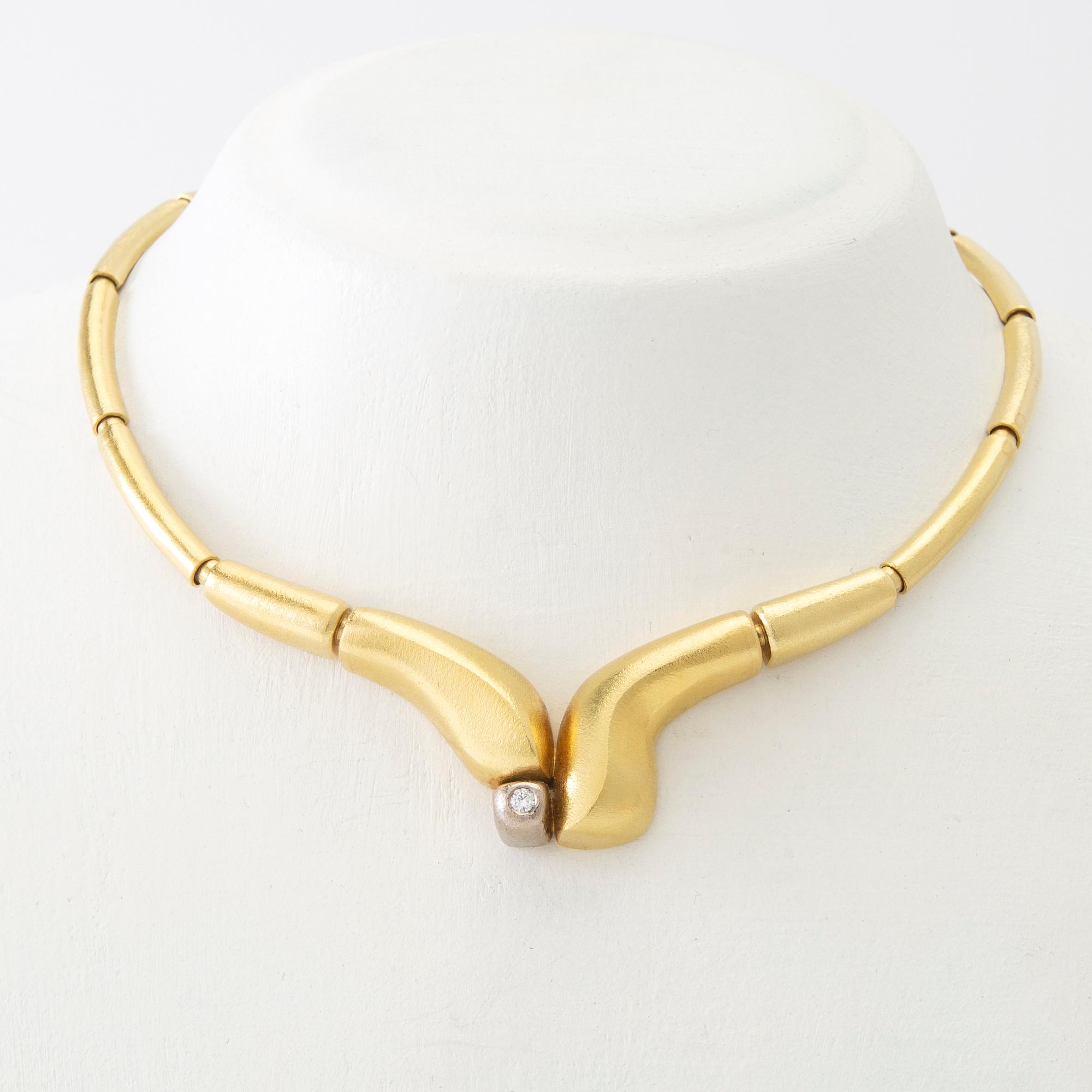 Magnus G:son Liedholm, Collier 18K guld med en diamant samt collier av odlade pärlor, medföljande örhängen, Skanör 2001.