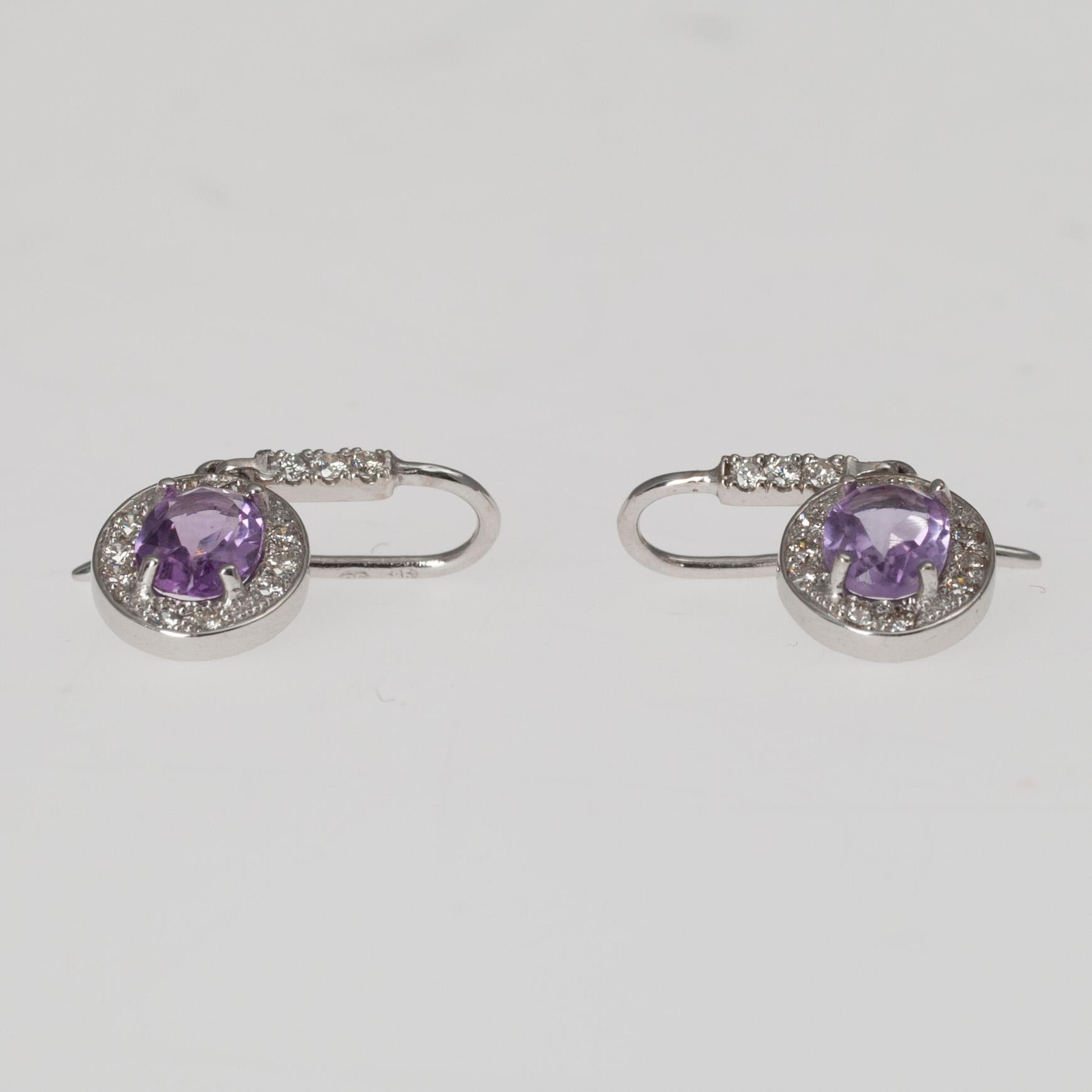 ÖRHÄNGEN, vitguld 14K, 24 st diamanter, totalt 0,40 ct, samt 2 ametister, total vikt 4,7 g.