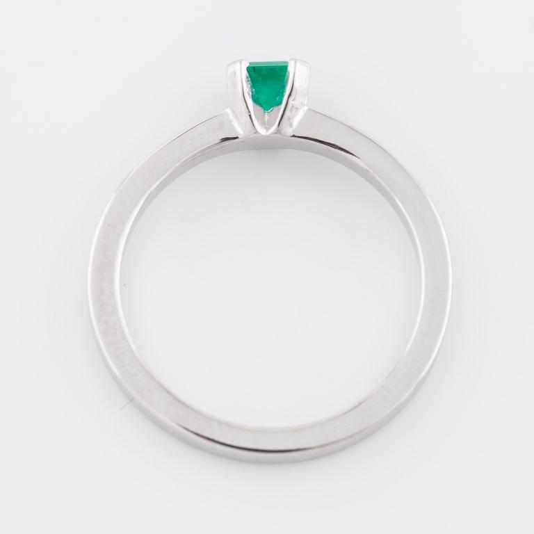 RING, med smaragd ca 0.30 ct samt briljantslipade diamanter ca 0.10 ct totalt.