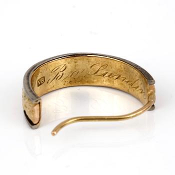 ÖRHÄNGEN, två par, Sverige, 1900-talets mitt. 18K guld.