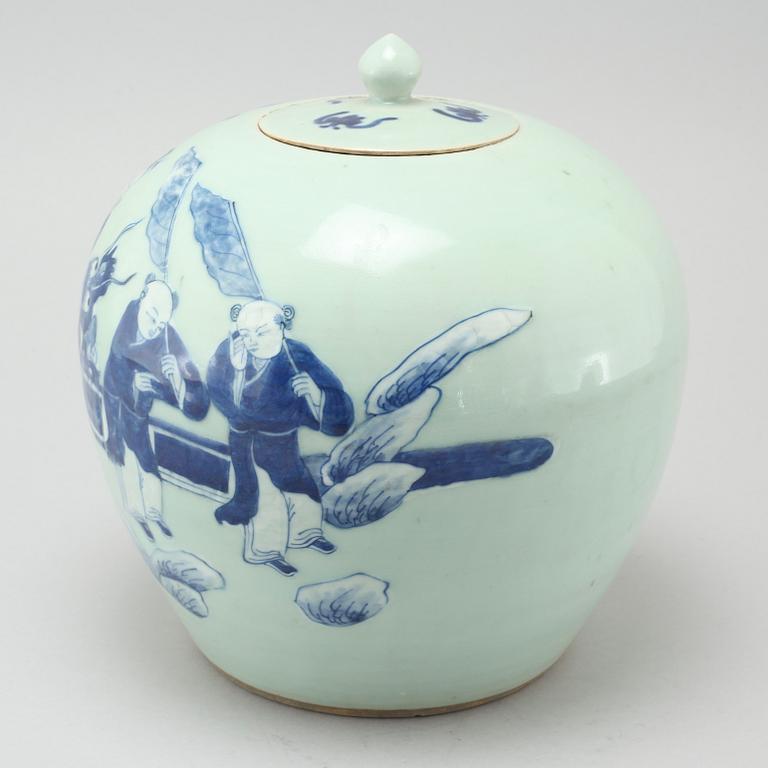 A chinese porcelain jar, 19th century.