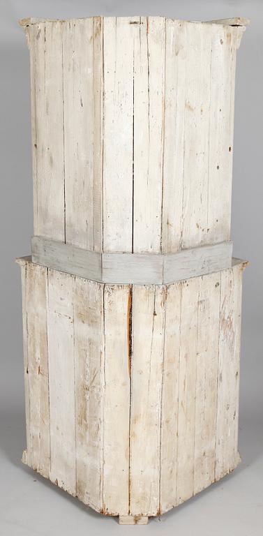 HÖRNSKÅP, allmoge, 1800-tal.