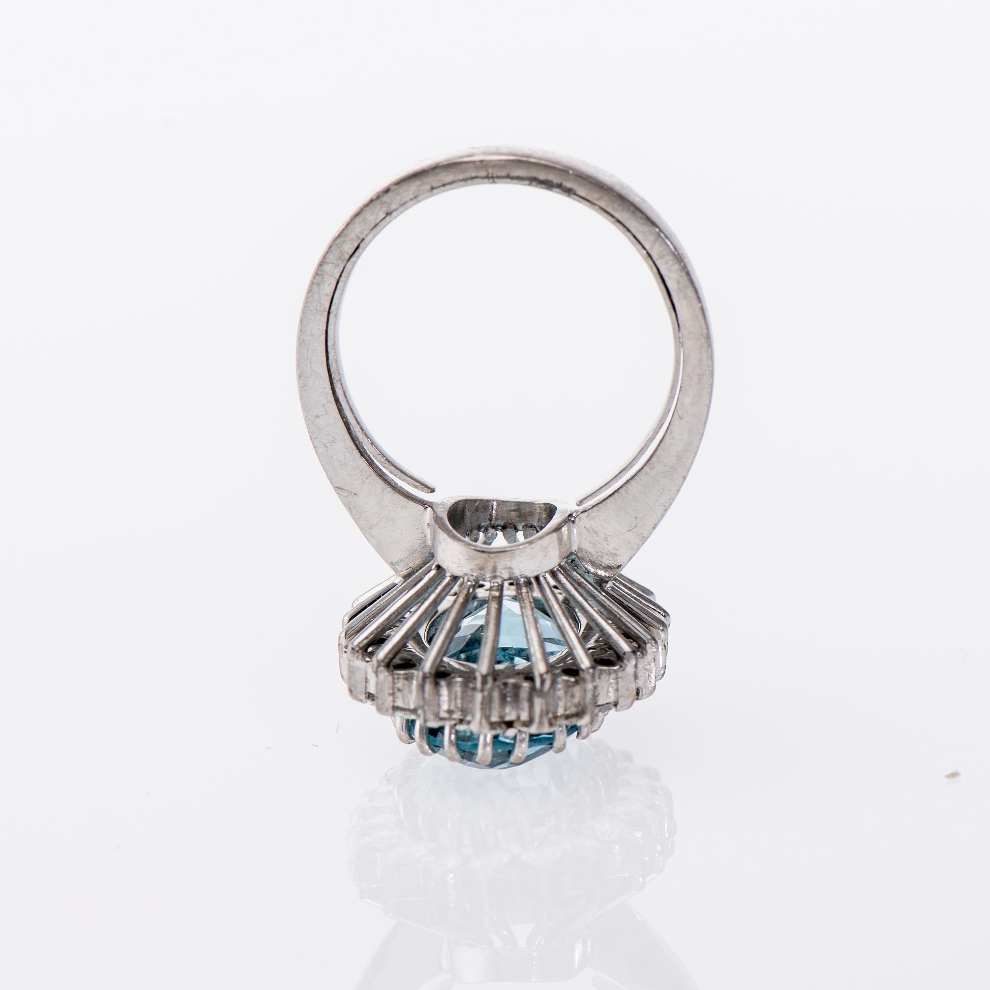 RING, 18K vitguld, akvamarin ca 4,80 ct, diamanter totalt 0,60 ct. Vikt 7,4 g.