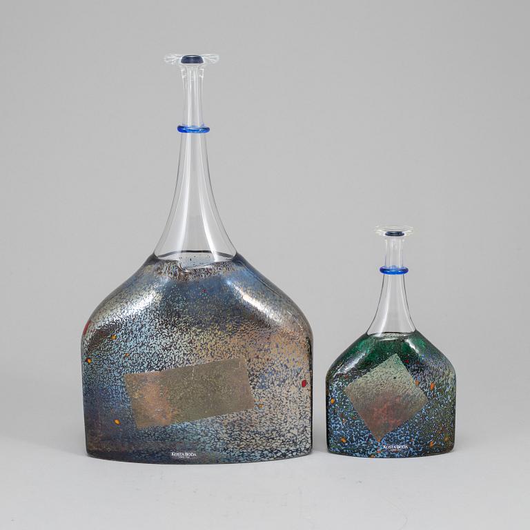 BERTIL VALLIEN, two glass vases from Kosta Boda Artist Collection.