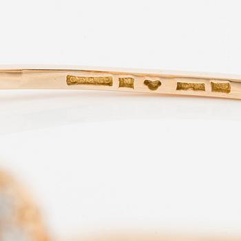 Bangle 18K gold with a bouton-shaped cultured pearl and old-cut diamonds.