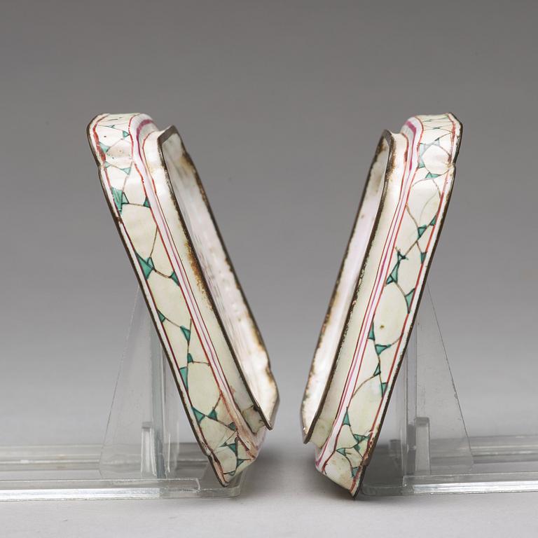 FAT, ett par, emalj på koppar. Qingdynastin, 1700-tal.