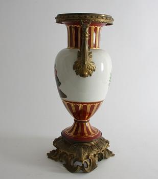 PRAKTVAS, porslin, omkring 1900.