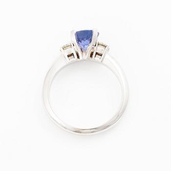 Ring 18K white gold with tanzanite and brilliant-cut diamonds.
