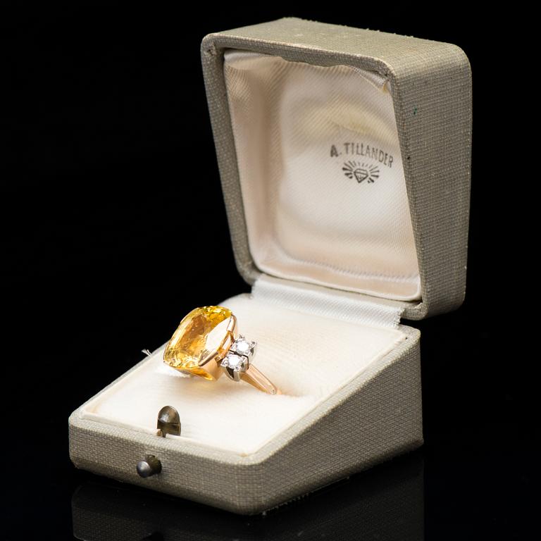 A RING, facetted yellow sapphire, brilliant cut diamonds, 18K gold. A. Tillander 1962.