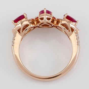 RING, 18K guld, diamanter tot ca 0.43 ct. och rubiner tot ca 0.92 ct.