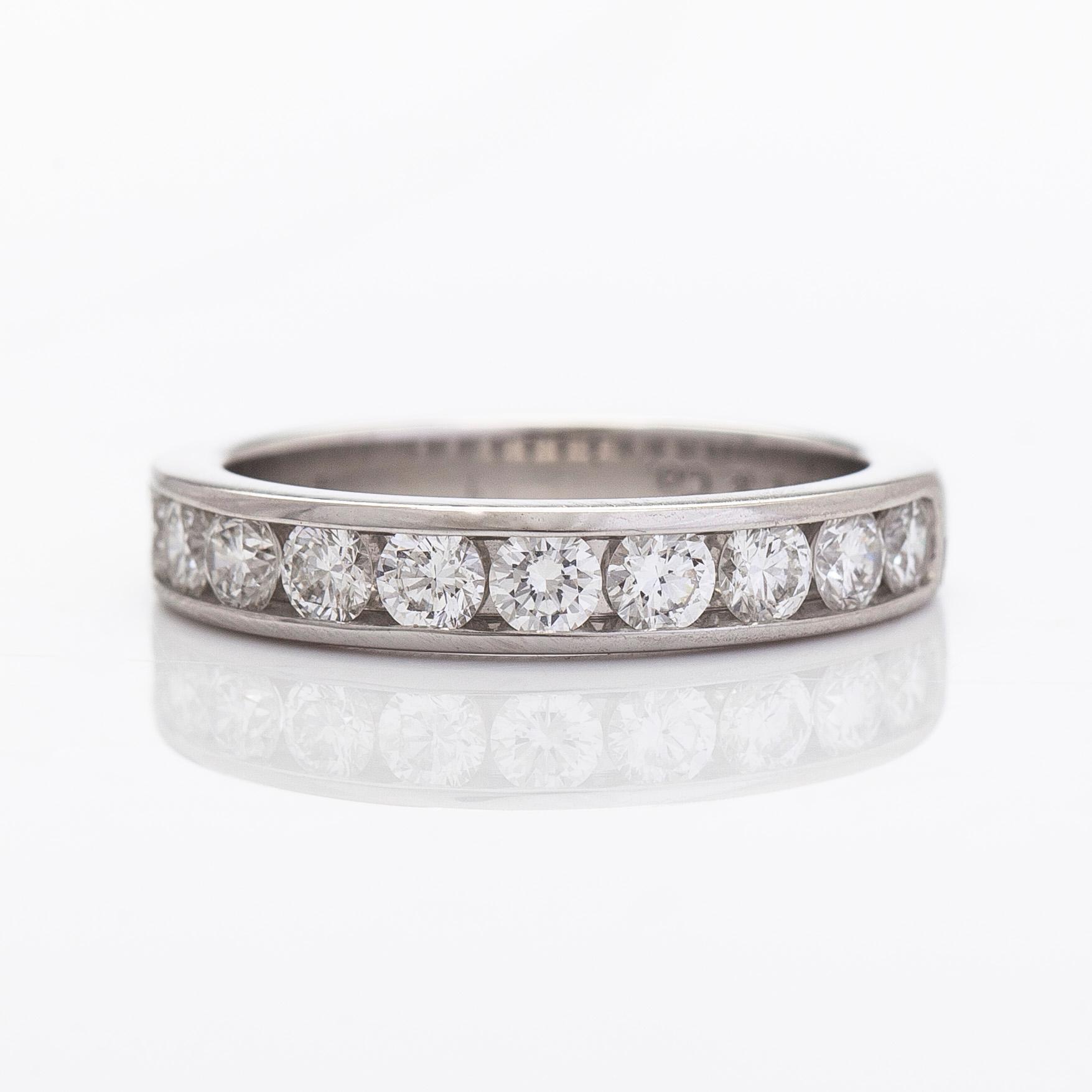Tiffany & Co, ring, halvallians, "Tiffany Setting", platina och briljantslipade diamanter.