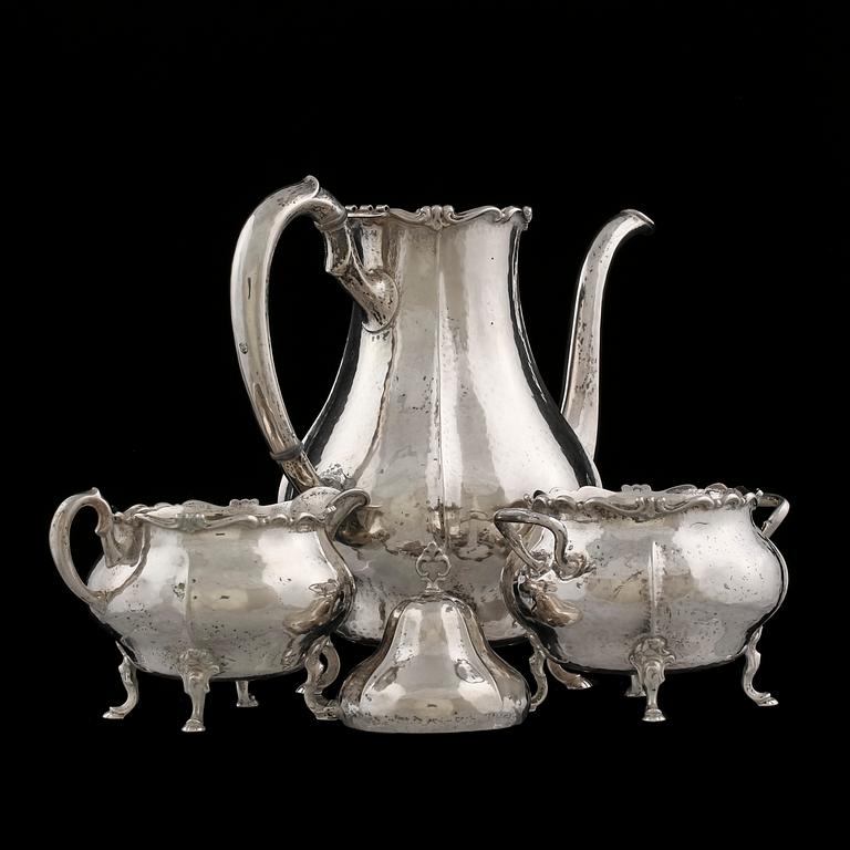 KAFFESERVIS, 3 delar, rokokostil, Göteborg, 1920. Total vikt ca 800 gram.