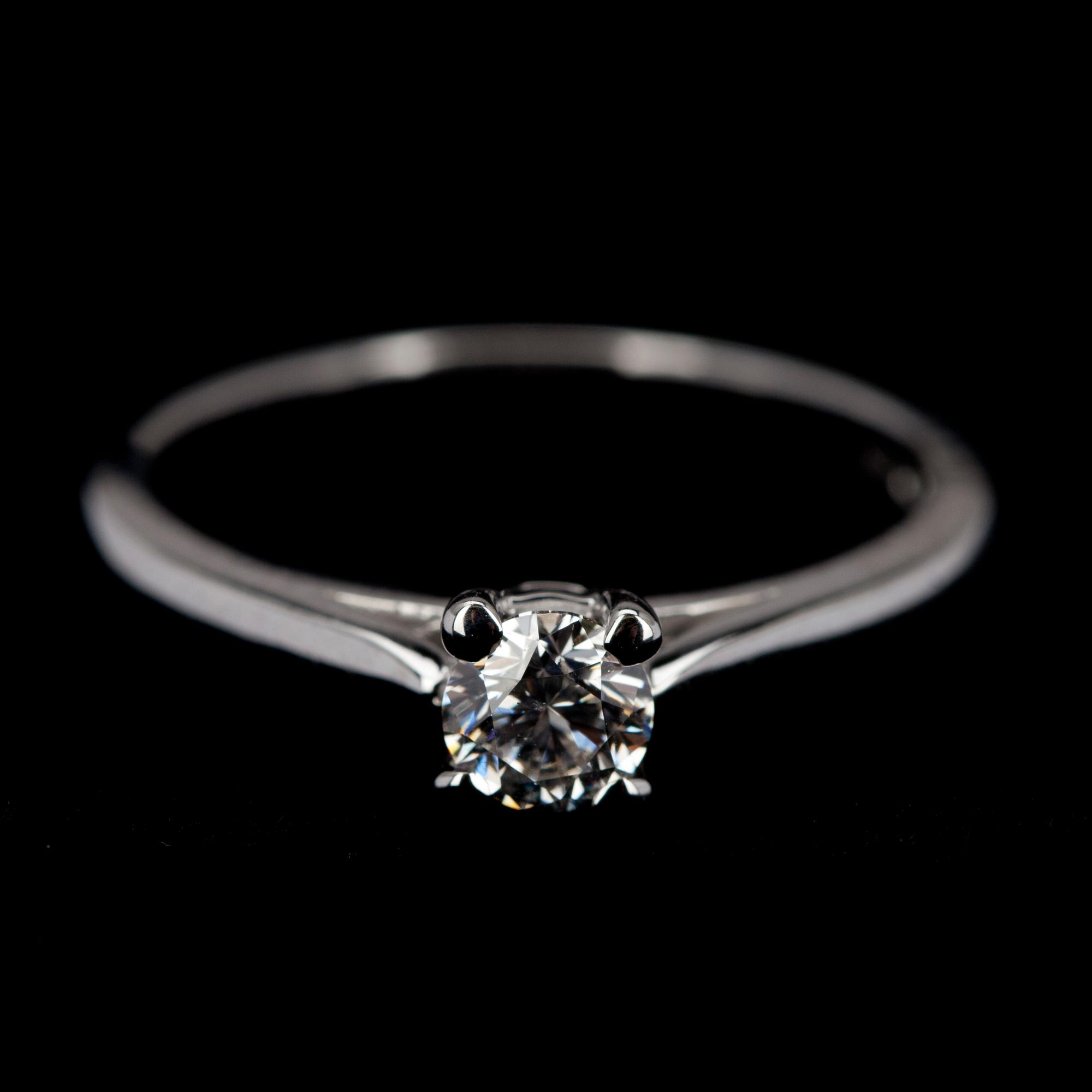 RING, vitguld 18K, briljantslipad diamant 0,35 ct. Vikt 3,8 g. Intyg.