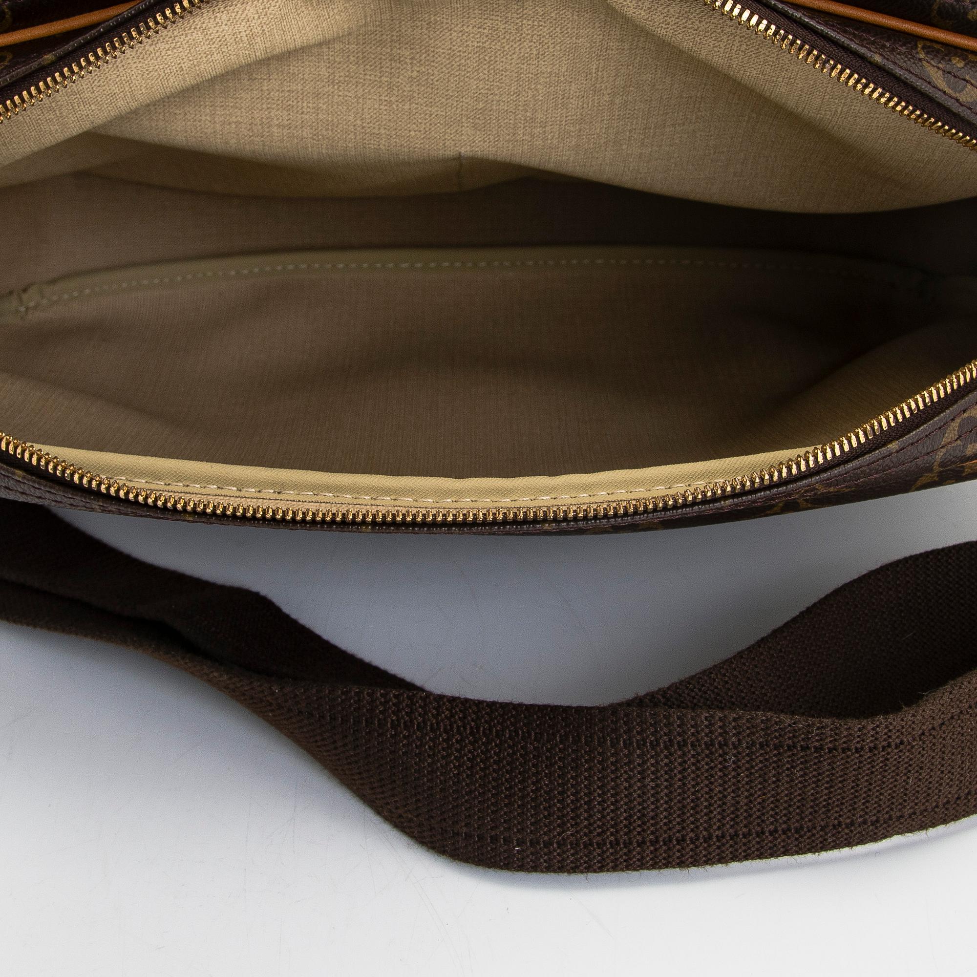 Louis Vuitton, a Monogram Canvas 'Reporter GM' bag.