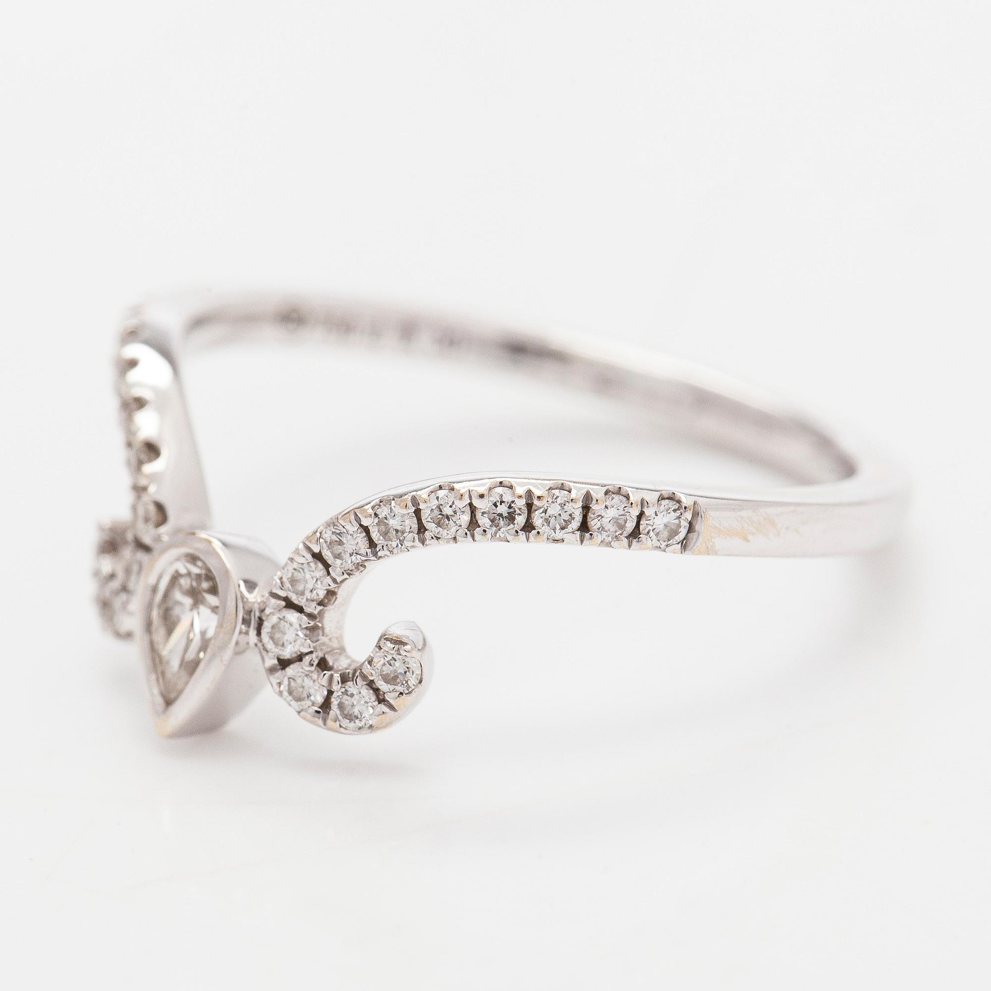 Ring, 18K vitguld med päronslipad samt briljantslipade diamanter.