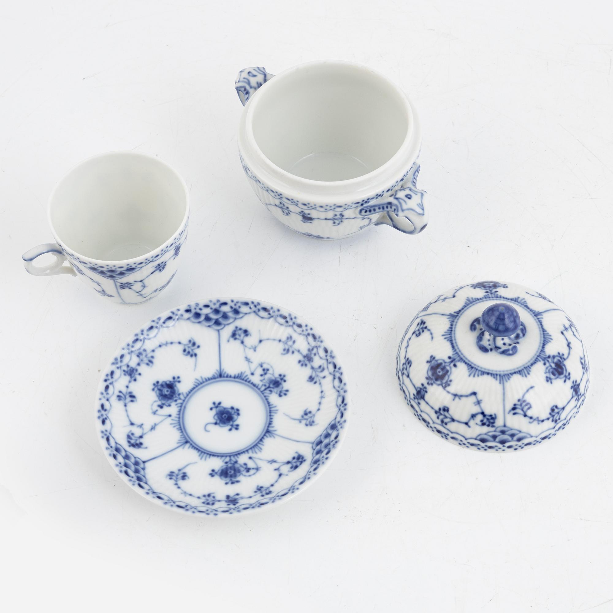 Royal Copenhagen, 13 porcelain pieces, 'Musselmalet', Denmark.