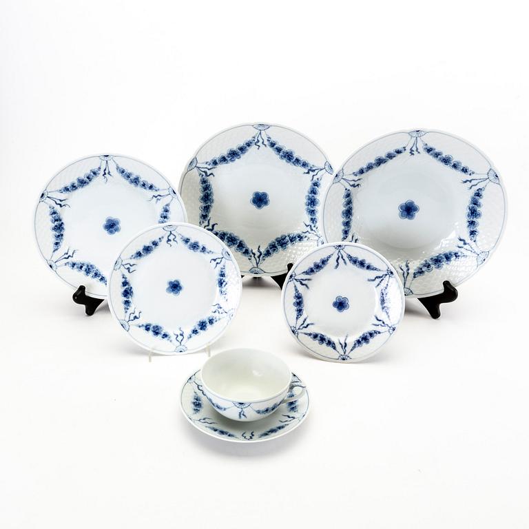 A Danish 98 pcs Bing & Gröndahl porcelain service from the latter part of the 20th century.
