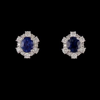 ÖRHÄNGEN, ett par, 18k vitguld med 24 briljantslipade diamanter, tot 0.60 ct samt 2 blå safirer, tot 1.58 ct. Vikt 3 g.