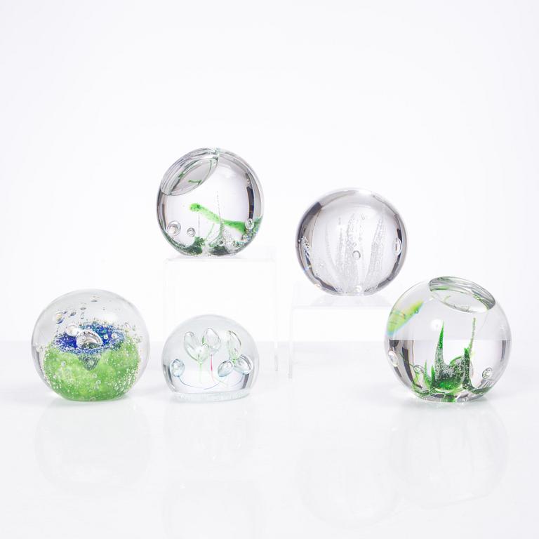 Vicke Lindstrand, Göran Wärff, Caithness of Scotland, five glass paper weights, signed.