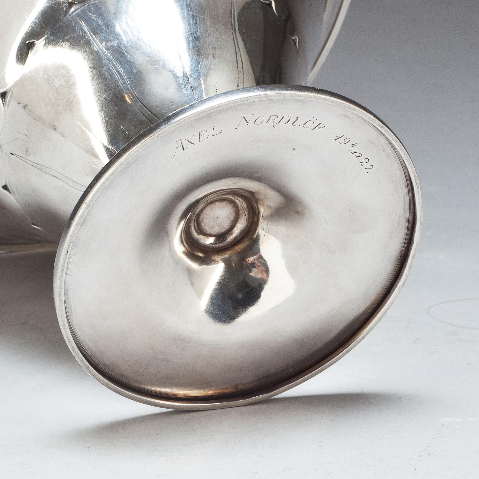 SKÅL PÅ FOT, silver, Edlunds silverfabrik.  Stockholm 1927. Vikt 401g.