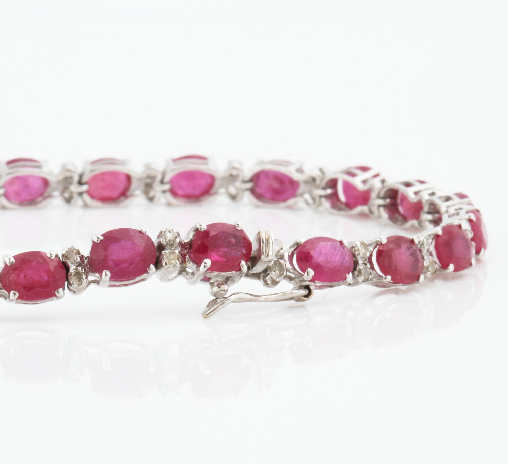 ARMBAND, med rubiner ca 11.90 ct och briljantslipade diamanter ca 0.55 ct.