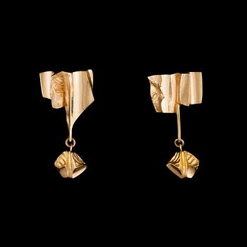 295. Matti Hyvärinen, EARRINGS 18K gold, Matti Hyvärinen, Turku 1989. Weight 15,8 g.