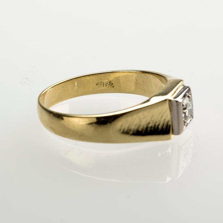RING, 18 k guld samt vitguld med briljantslipad diamant, ca 0.35 ct. Vikt ca 8 g.