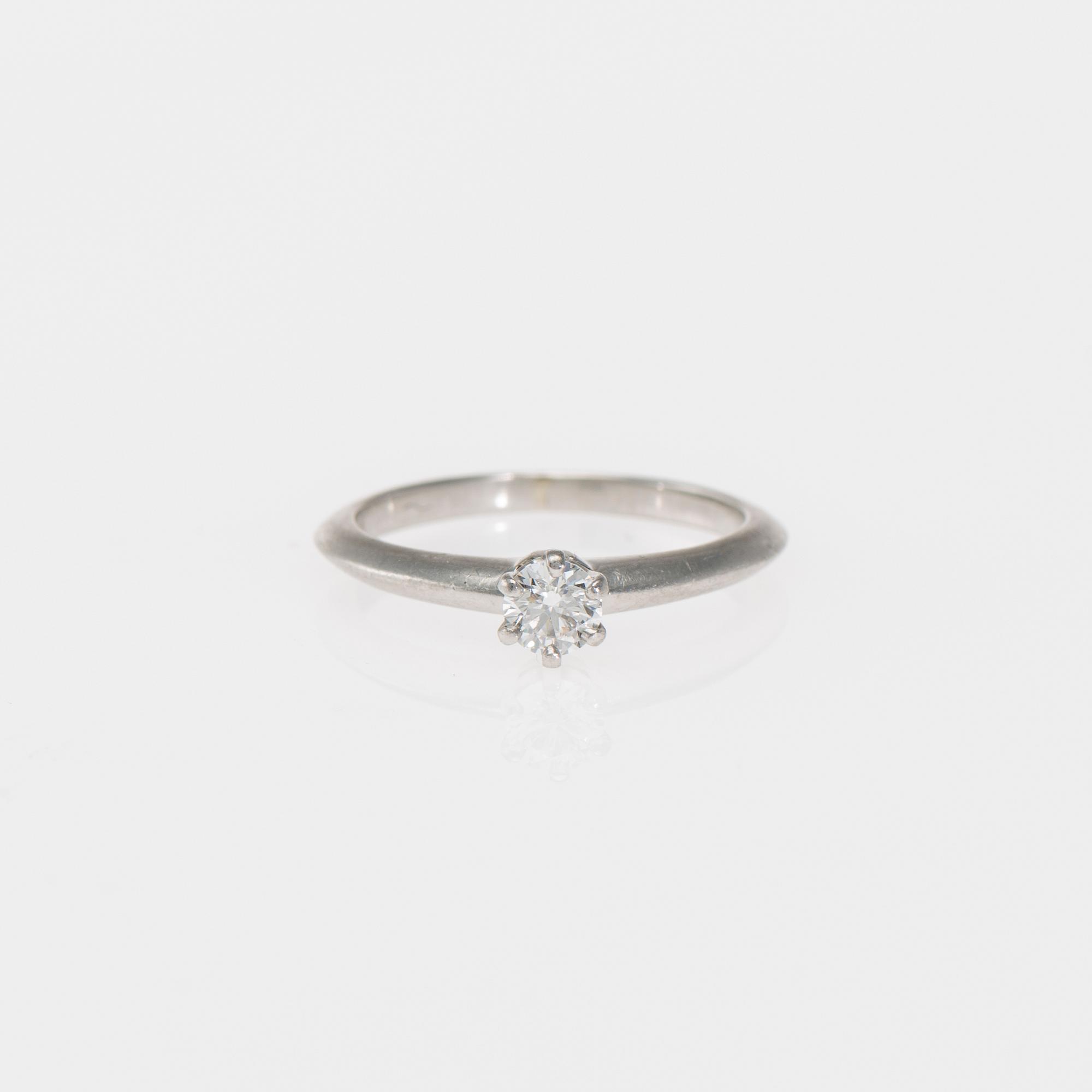 RING, Tiffany & Co, platina, briljantslipad diamant.  Vikt ca 3,3 g.