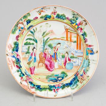 A famille rose court scen dish, Qing dynasty Jiaqing 1796-1820.