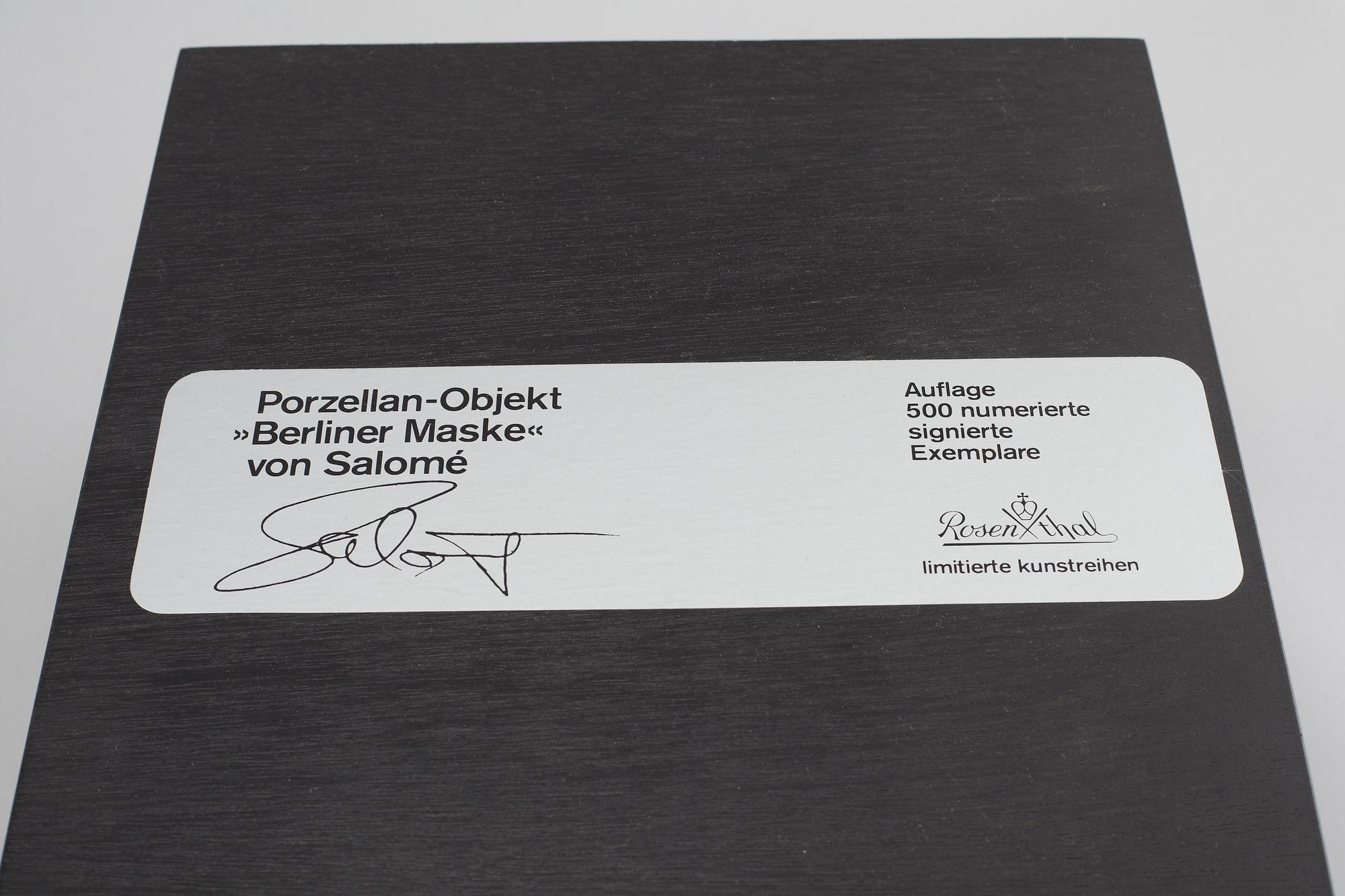 SALOMÉ (WOLFGANG LUDWIG CIHLARZ), väggskulptur, porslin, "Berliner Maske Nr 3", daterad -89, numrerad 222/500.