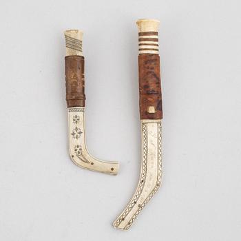 Two knives.