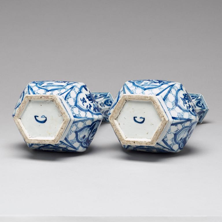VASER, ett par, porslin. Qingdynastin, Kangxi (1662-1722).
