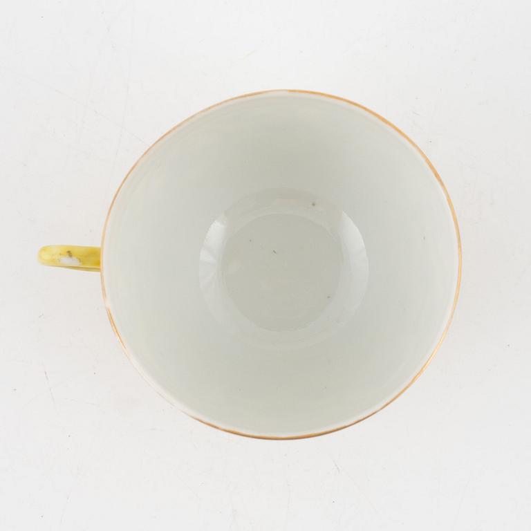 A Chinese famille rose yellow ground medallion plate and coffeecup with saucer, late Qing dynasty/around 1900.