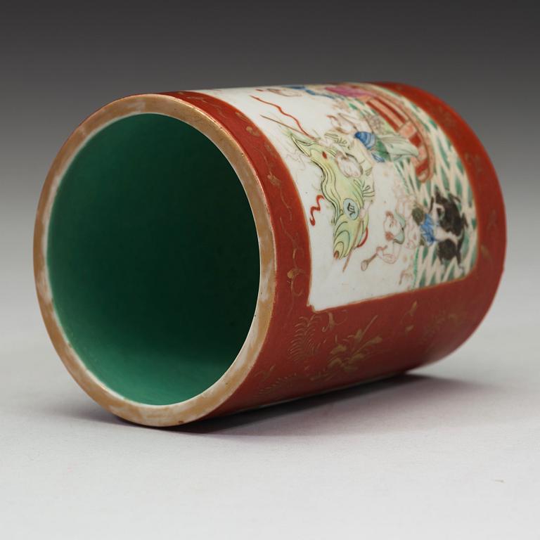 A famille rose brush pot, Qing dynasty, circa 1900.