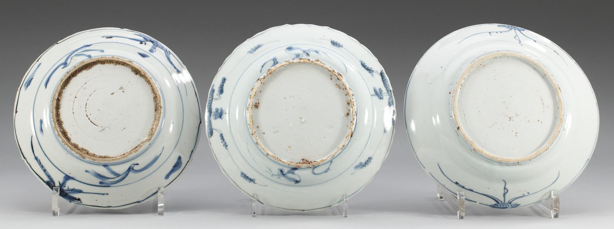 TALLRIKAR, tre stycken, kraakporslin. Ming dynastin, Wanli. (1573-1619).