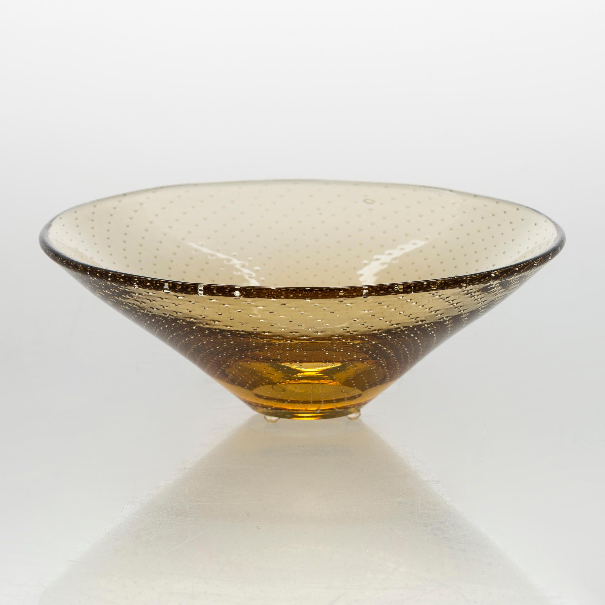 Gunnel Nyman, A glass bowl, model 'GN 11', signed G. Nyman Nuutajärvi Notsjö. Unclear dating.